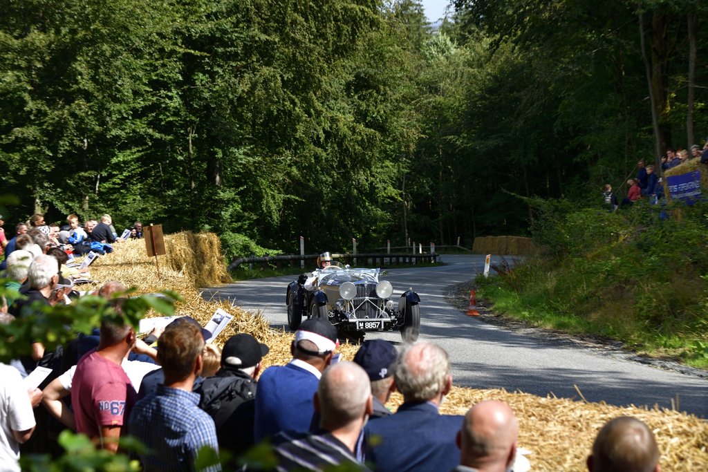 Foran en tusindtallig tilskuerskare viste vejlenseren Ernest Kristensen, at han stadig har godt med drev i sin SS 100 fra 1933. Løbets ældste bil er forløberen for, hvad vi i dag kender som Jaguar.
(Foto: Michael Eisenberg)